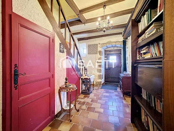 Maison de caractère de 220 m² au cœur de la cité médiévale de Saint-Loup-Lamairé avec studio indépendant, garage et dépendances.