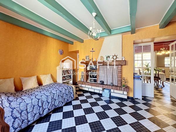 Maison de caractère de 220 m² au cœur de la cité médiévale de Saint-Loup-Lamairé avec studio indépendant, garage et dépendances.