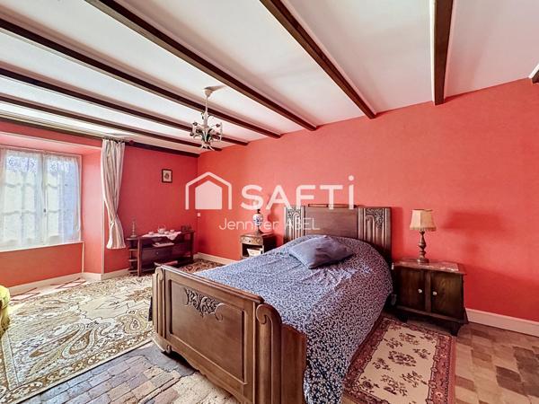 Maison de caractère de 220 m² au cœur de la cité médiévale de Saint-Loup-Lamairé avec studio indépendant, garage et dépendances.