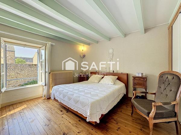 Maison de caractère de 220 m² au cœur de la cité médiévale de Saint-Loup-Lamairé avec studio indépendant, garage et dépendances.