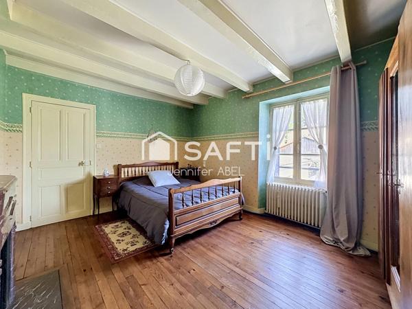 Maison de caractère de 220 m² au cœur de la cité médiévale de Saint-Loup-Lamairé avec studio indépendant, garage et dépendances.