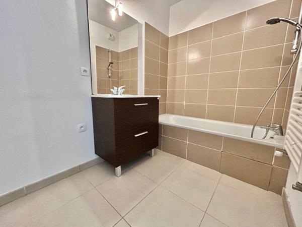 Appartement t3 avec parking et terrasse