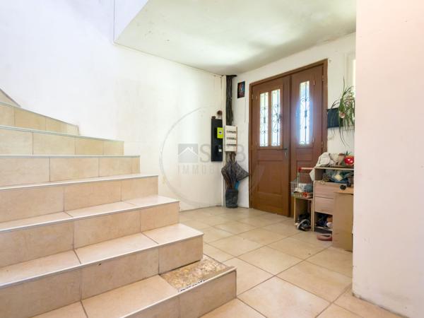 Maison de cinq pièces avec grand garage à Beauchastel