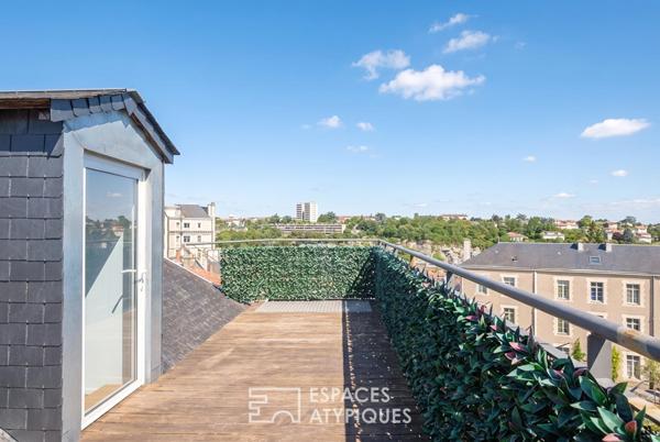 Loft d’architecte avec terrasse suspendue, ascenseur privatif et double garage – Poitiers Plateau