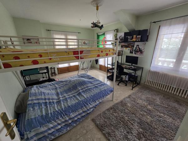 Grande maison avec piscine et vue montagne