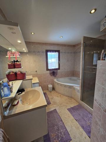 Grande maison avec piscine et vue montagne