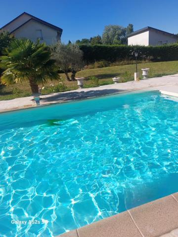 Grande maison avec piscine et vue montagne