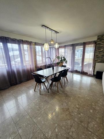 Grande maison avec piscine et vue montagne