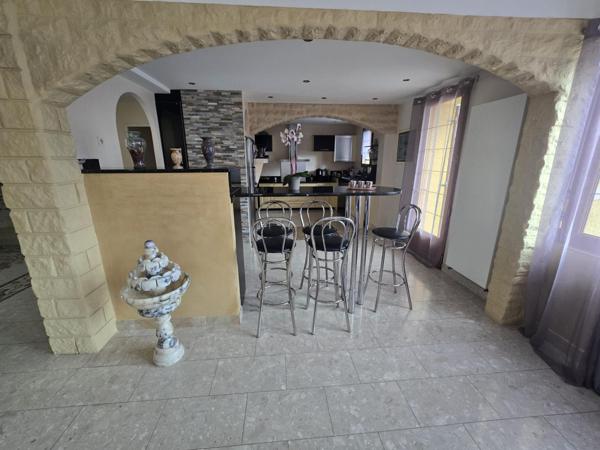 Grande maison avec piscine et vue montagne