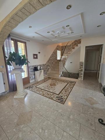 Grande maison avec piscine et vue montagne