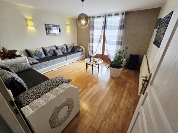 Grande maison avec piscine et vue montagne