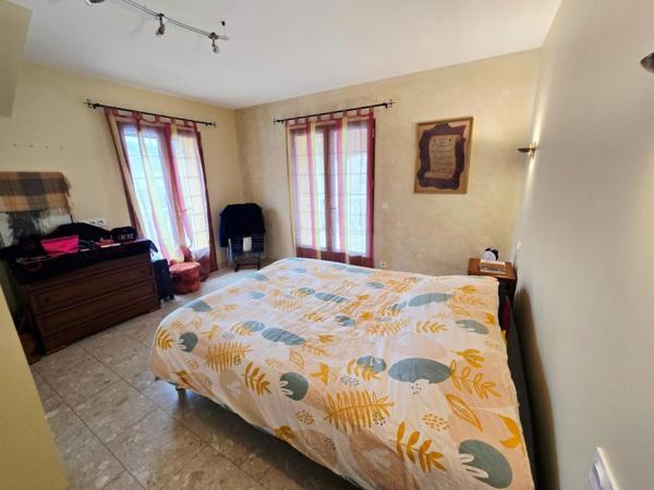 Grande maison avec piscine et vue montagne