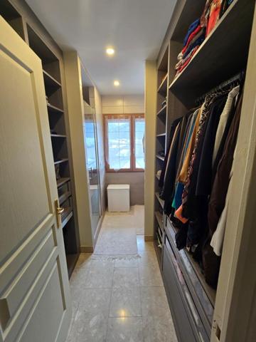 Grande maison avec piscine et vue montagne