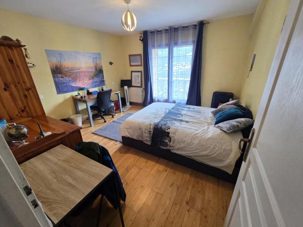 Grande maison avec piscine et vue montagne