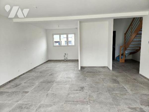 Pavillon neuf de 165 m² :

- Entrée avec départ d'escalier et wc, grand séjour, cuisine à amé...