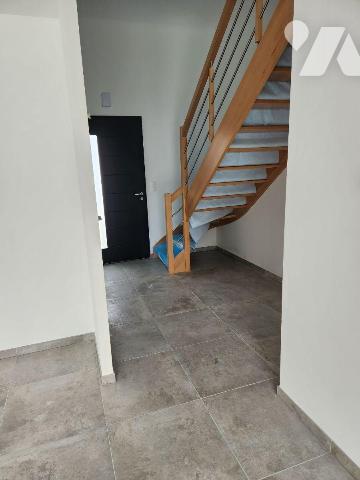 Pavillon neuf de 165 m² :

- Entrée avec départ d'escalier et wc, grand séjour, cuisine à amé...