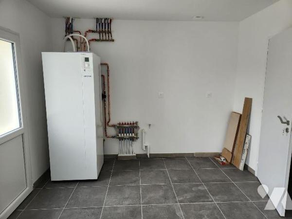 Pavillon neuf de 165 m² :

- Entrée avec départ d'escalier et wc, grand séjour, cuisine à amé...