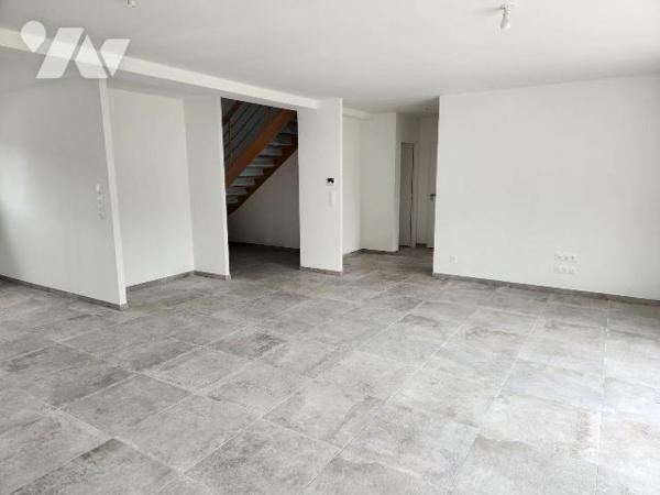 Pavillon neuf de 165 m² :

- Entrée avec départ d'escalier et wc, grand séjour, cuisine à amé...