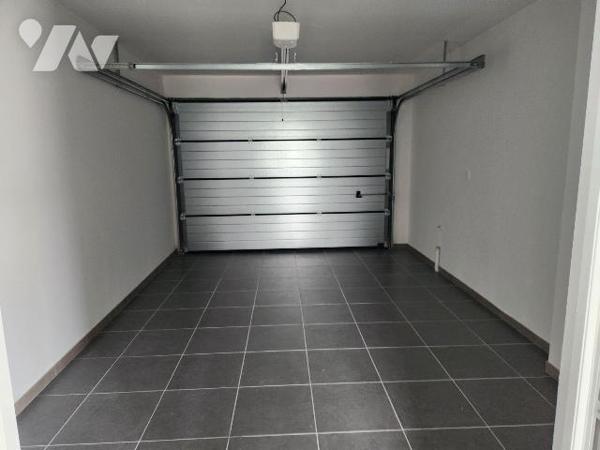 Pavillon neuf de 165 m² :

- Entrée avec départ d'escalier et wc, grand séjour, cuisine à amé...