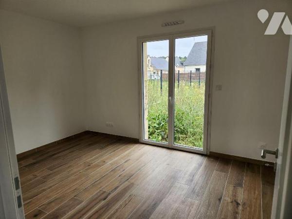 Pavillon neuf de 165 m² :

- Entrée avec départ d'escalier et wc, grand séjour, cuisine à amé...