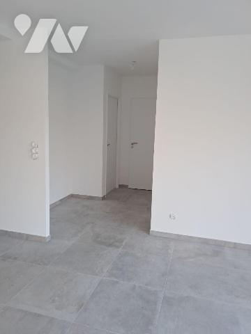 Pavillon neuf de 165 m² :

- Entrée avec départ d'escalier et wc, grand séjour, cuisine à amé...