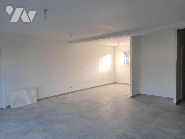 Pavillon neuf de 165 m² :

- Entrée avec départ d'escalier et wc, grand séjour, cuisine à amé...