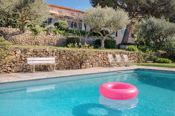 Carqueiranne (83320) Carqueiranne – Propriété avec accès direct à la mer, sur une plage sauvage, au cœur d’un environnement préserv