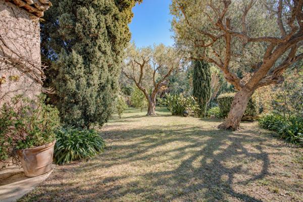 Carqueiranne (83320) Carqueiranne – Propriété avec accès direct à la mer, sur une plage sauvage, au cœur d’un environnement préserv