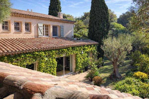 Carqueiranne (83320) Carqueiranne – Propriété avec accès direct à la mer, sur une plage sauvage, au cœur d’un environnement préserv