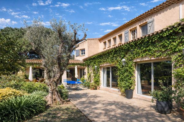 Carqueiranne (83320) Carqueiranne – Propriété avec accès direct à la mer, sur une plage sauvage, au cœur d’un environnement préserv