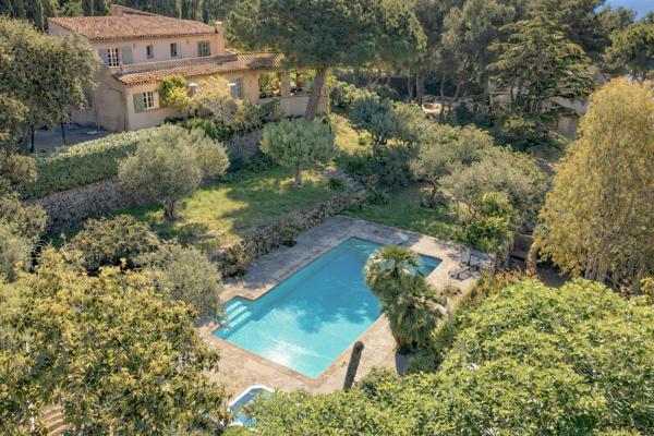 Carqueiranne (83320) Carqueiranne – Propriété avec accès direct à la mer, sur une plage sauvage, au cœur d’un environnement préserv