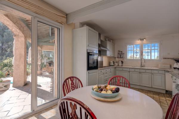 Carqueiranne (83320) Carqueiranne – Propriété avec accès direct à la mer, sur une plage sauvage, au cœur d’un environnement préserv