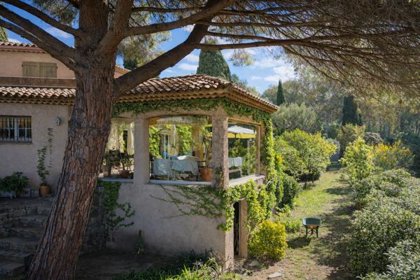 Carqueiranne (83320) Carqueiranne – Propriété avec accès direct à la mer, sur une plage sauvage, au cœur d’un environnement préserv