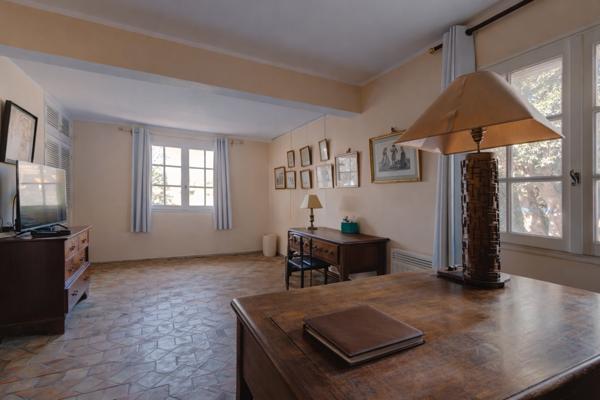 Carqueiranne (83320) Carqueiranne – Propriété avec accès direct à la mer, sur une plage sauvage, au cœur d’un environnement préserv