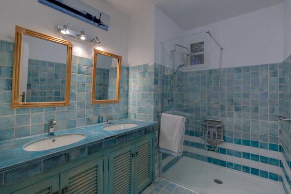 Carqueiranne (83320) Carqueiranne – Propriété avec accès direct à la mer, sur une plage sauvage, au cœur d’un environnement préserv