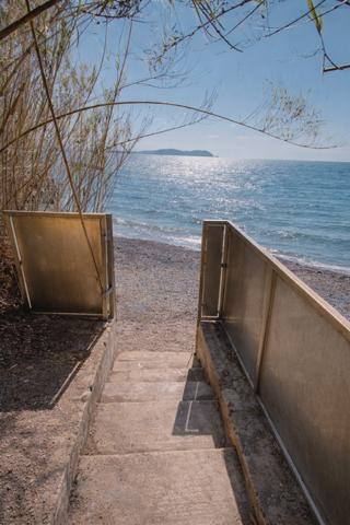 Carqueiranne (83320) Carqueiranne – Propriété avec accès direct à la mer, sur une plage sauvage, au cœur d’un environnement préserv