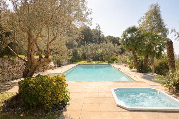 Carqueiranne (83320) Carqueiranne – Propriété avec accès direct à la mer, sur une plage sauvage, au cœur d’un environnement préserv