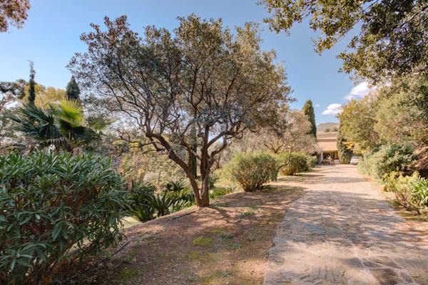 Carqueiranne (83320) Carqueiranne – Propriété avec accès direct à la mer, sur une plage sauvage, au cœur d’un environnement préserv