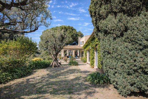 Carqueiranne (83320) Carqueiranne – Propriété avec accès direct à la mer, sur une plage sauvage, au cœur d’un environnement préserv