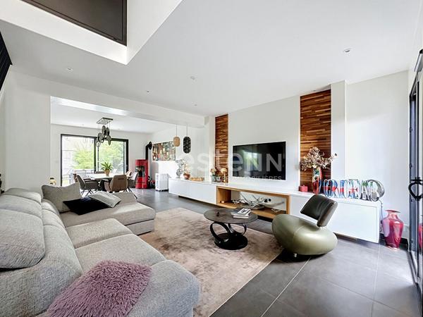 GOUVIEUX CENTRE, MAISON D'ARCHITECTE-TOIT PLAT 135 M² HABITABLES -JARDIN