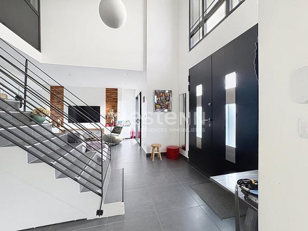 GOUVIEUX CENTRE, MAISON D'ARCHITECTE-TOIT PLAT 135 M² HABITABLES -JARDIN