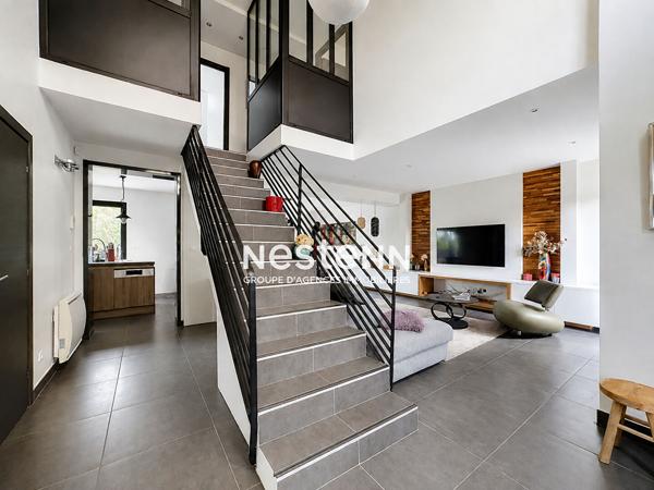 GOUVIEUX CENTRE, MAISON D'ARCHITECTE-TOIT PLAT 135 M² HABITABLES -JARDIN