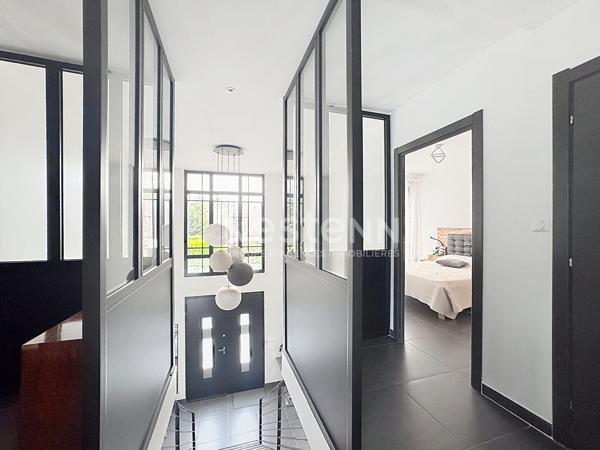 GOUVIEUX CENTRE, MAISON D'ARCHITECTE-TOIT PLAT 135 M² HABITABLES -JARDIN