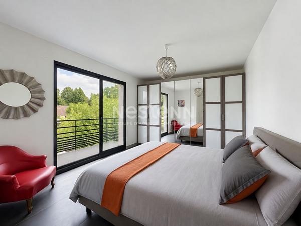 GOUVIEUX CENTRE, MAISON D'ARCHITECTE-TOIT PLAT 135 M² HABITABLES -JARDIN