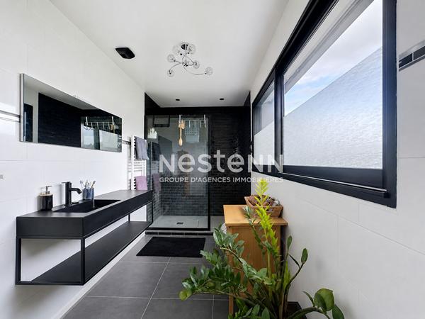 GOUVIEUX CENTRE, MAISON D'ARCHITECTE-TOIT PLAT 135 M² HABITABLES -JARDIN
