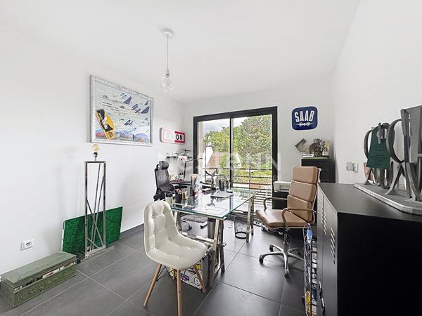 GOUVIEUX CENTRE, MAISON D'ARCHITECTE-TOIT PLAT 135 M² HABITABLES -JARDIN