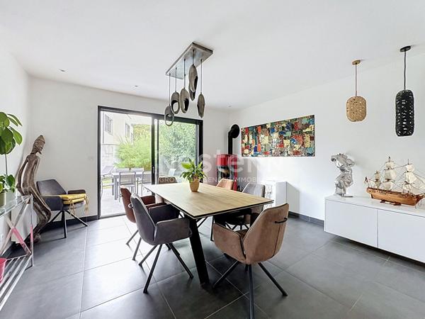 GOUVIEUX CENTRE, MAISON D'ARCHITECTE-TOIT PLAT 135 M² HABITABLES -JARDIN