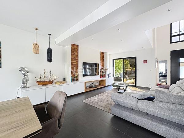 GOUVIEUX CENTRE, MAISON D'ARCHITECTE-TOIT PLAT 135 M² HABITABLES -JARDIN