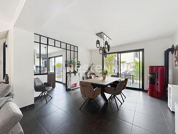 GOUVIEUX CENTRE, MAISON D'ARCHITECTE-TOIT PLAT 135 M² HABITABLES -JARDIN