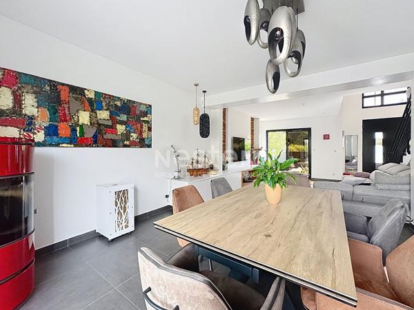 GOUVIEUX CENTRE, MAISON D'ARCHITECTE-TOIT PLAT 135 M² HABITABLES -JARDIN